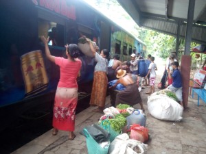 ミャンマーの列車（荷物）